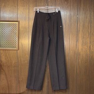 Brown Pleated Tailored
Trousers — Women's M